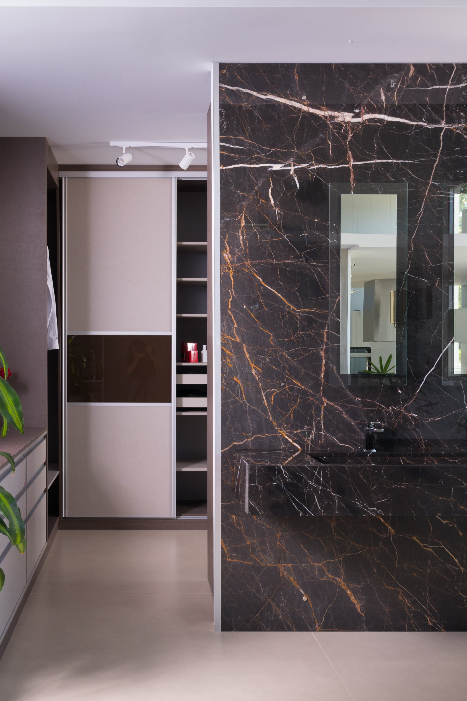 Ergo Front · Reno Exclusive · glass and black profile